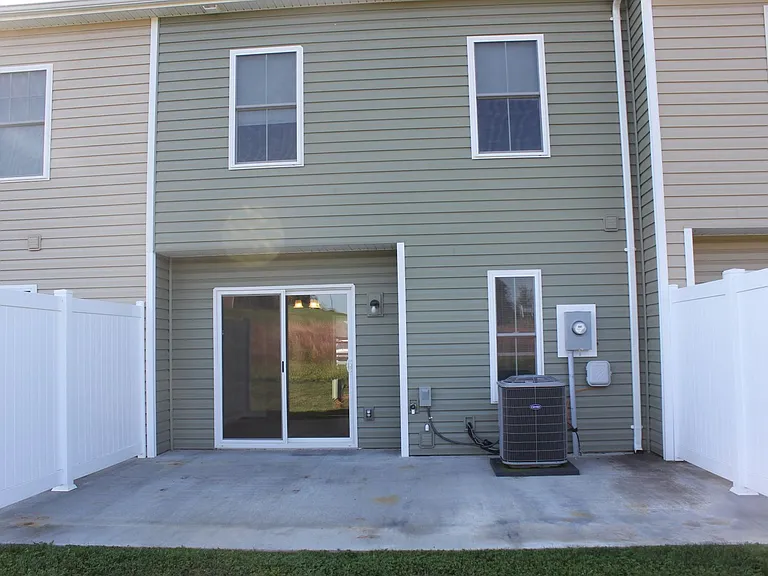 433 Leslie Ct — Photo 2