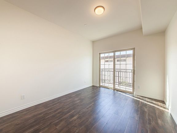 4th image of 700 E Garfield Ave #102
