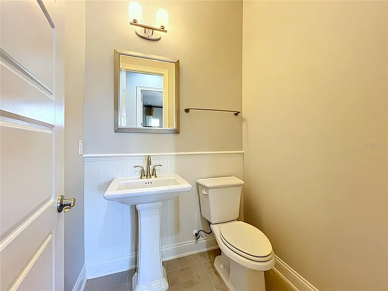 9646 Reymont St — Photo 32