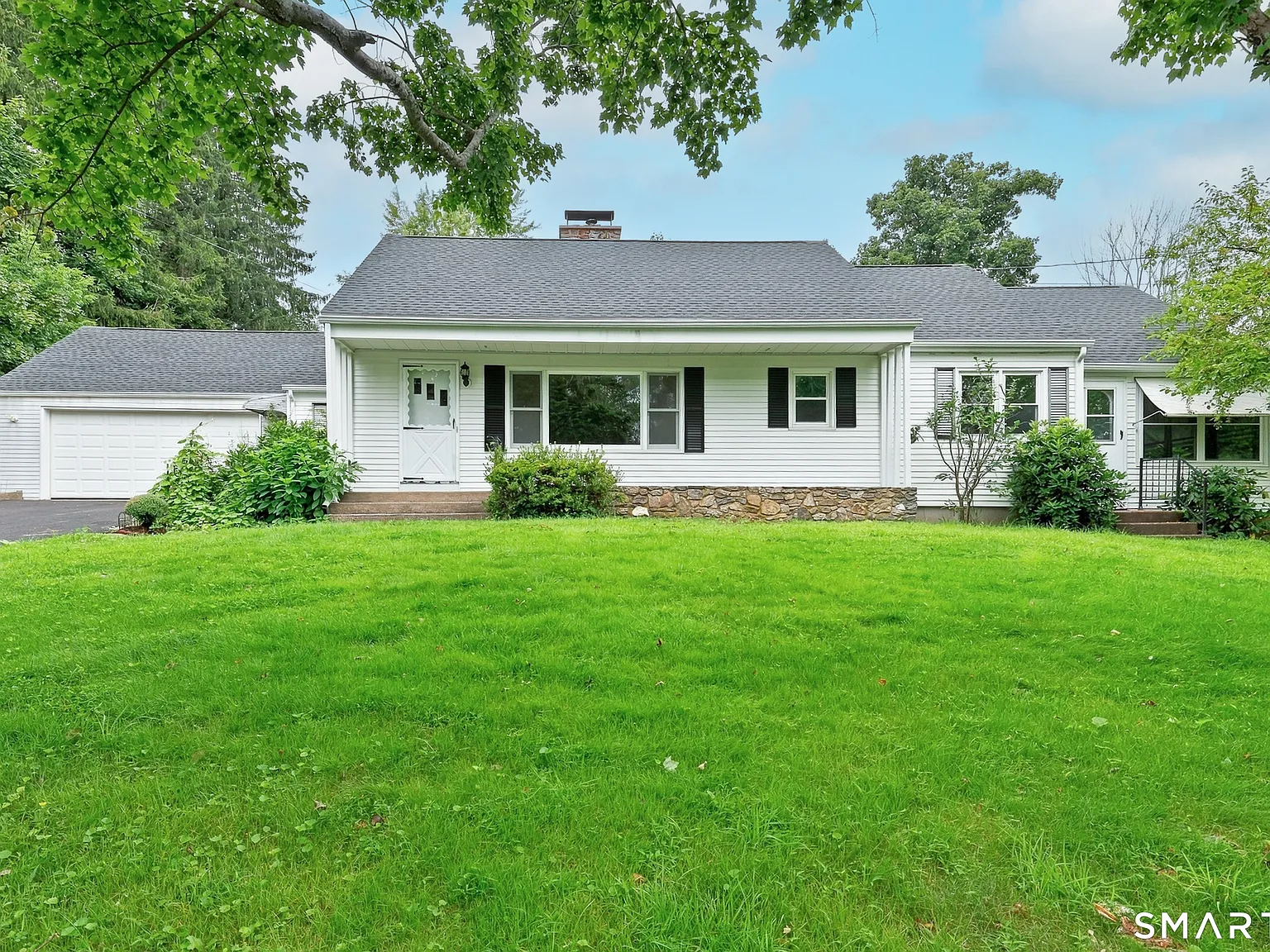 4 bed, 2.0 bath, 2075 sqft, $3,000 — Photo 1