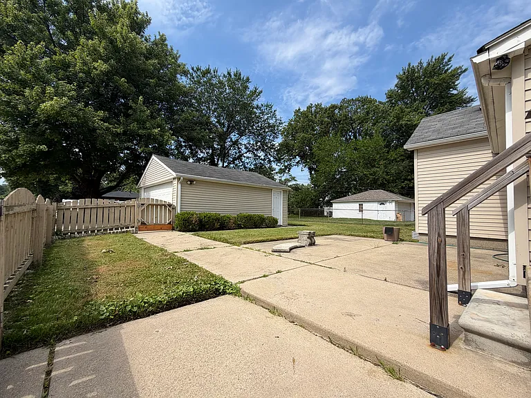 22438 Clairwood St — Photo 23