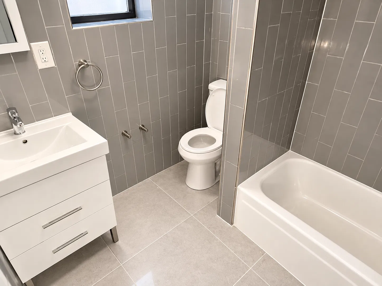 3 bed, 1.5 bath, 1200 sqft, $2,145 — Photo 3