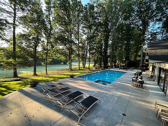 3rd image of 502 Golf View Dr