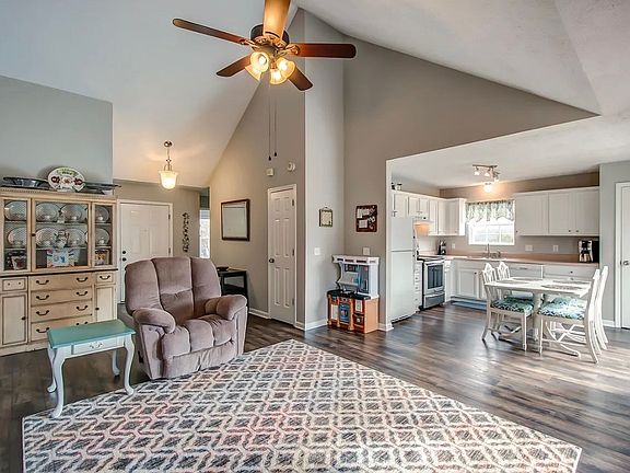3rd image of 2319 Hayward Ln