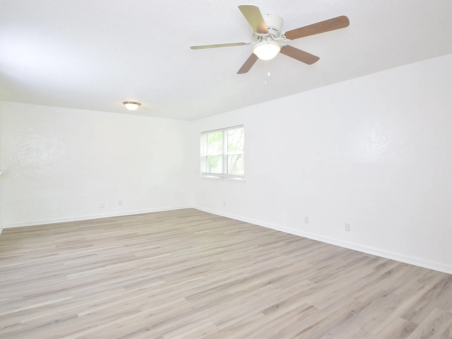 3 bed, 2.0 bath, 1150 sqft, $1,400 — Photo 3