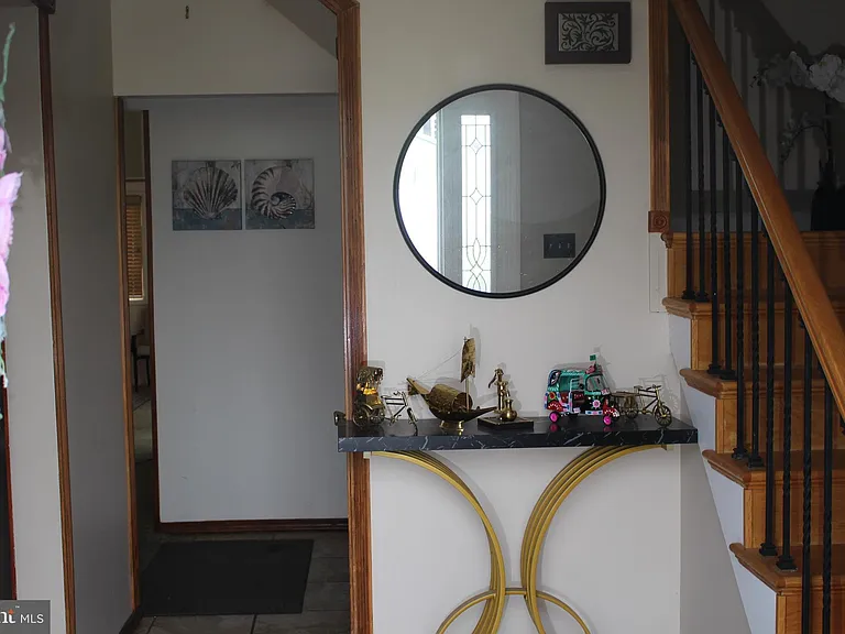 219 Meadow Dr — Photo 2