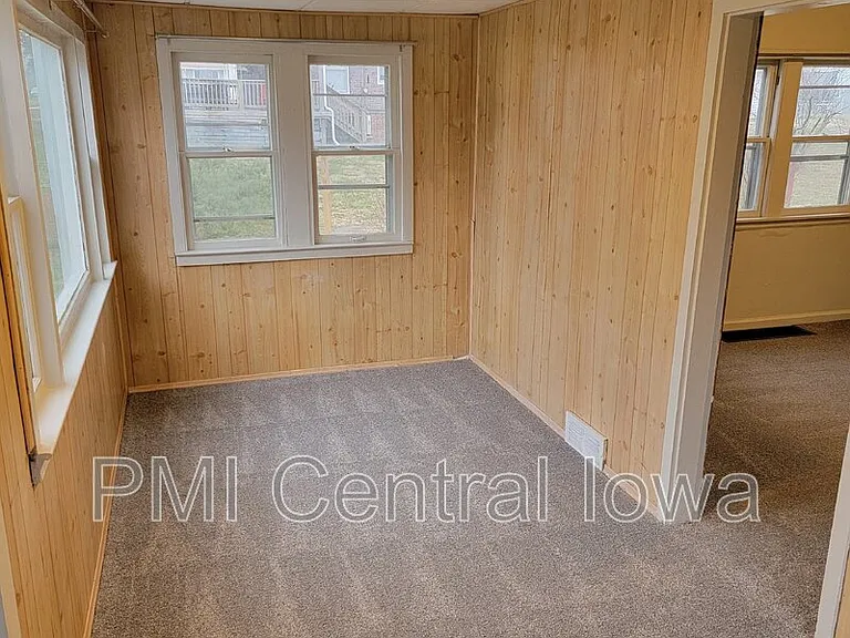 1211 Lewis Ave — Photo 2