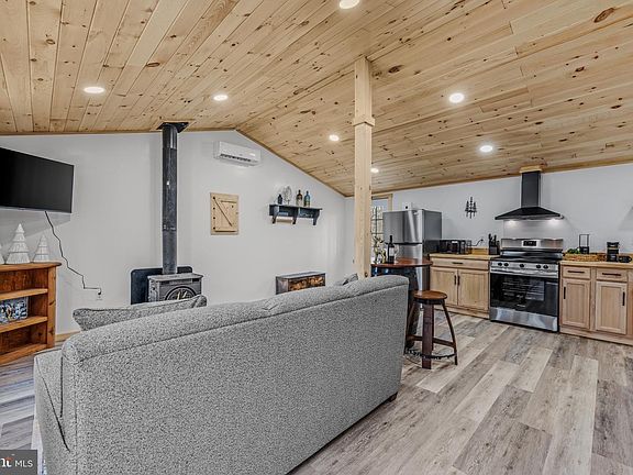 4th image of 830 Wisteria Ln