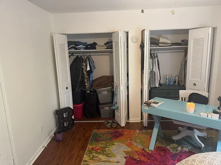 closets extend across to edges of room