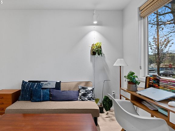 4th image of 601 SE Spokane St #102