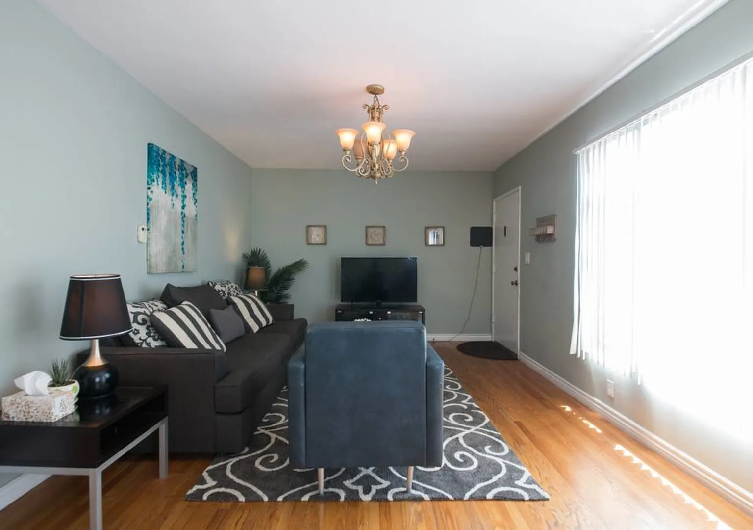 Beautiful 1 Bedroom IN WEHO — Photo 3
