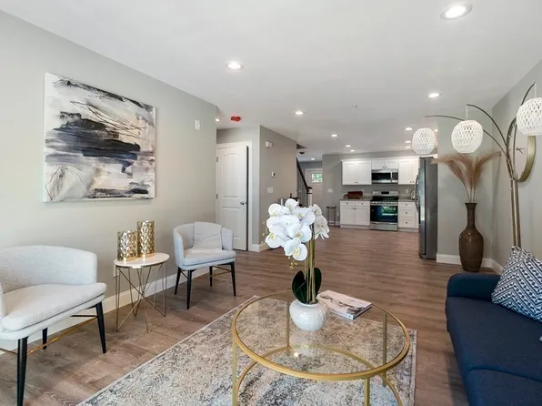 3 Sabrina Way #D, Agawam, MA 01001