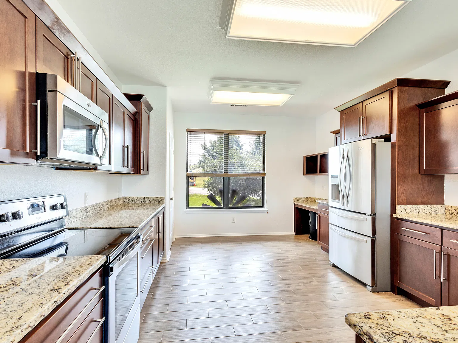 3 bed, 2.5 bath, 2528 sqft, $2,300 — Photo 4