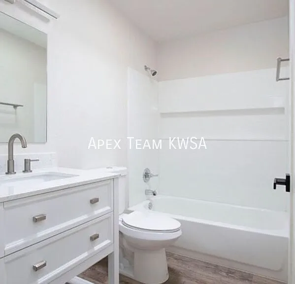 4071-4075 E Lee St #4071 — Photo 12
