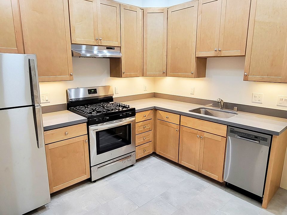 1st image of 1875 Oak St APT 1