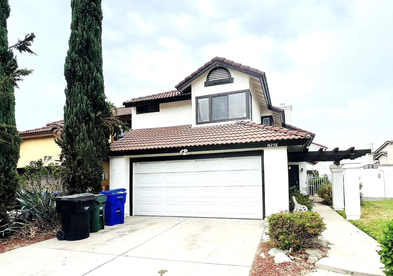 Beautiful 3-Bedroom Single-Family Home with Spacious Backyard for Lease in Fontana — Photo 1