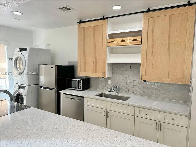 406 SE 11th Ct #2 — Photo 1