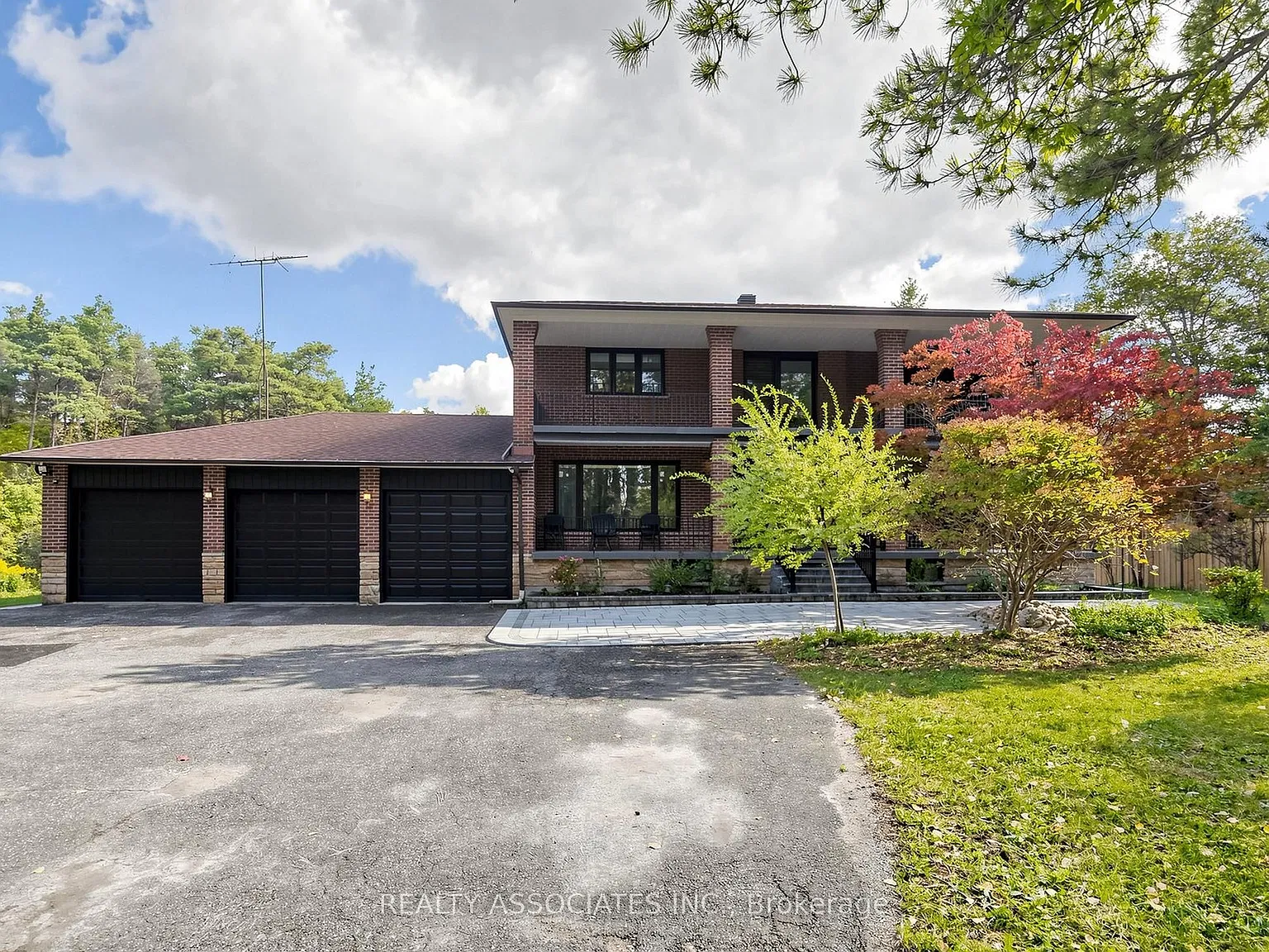 6 bed, $6,900 — Photo 1