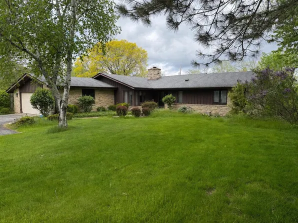 5550 W Parkview DRIVE, Mequon, WI 53092