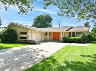 548 E Fox Dale Ct, Milwaukee, WI 53217