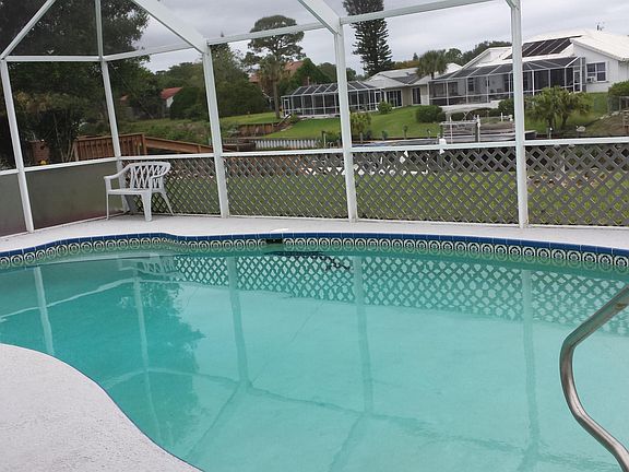 4th image of 398 NE Camelot Drive