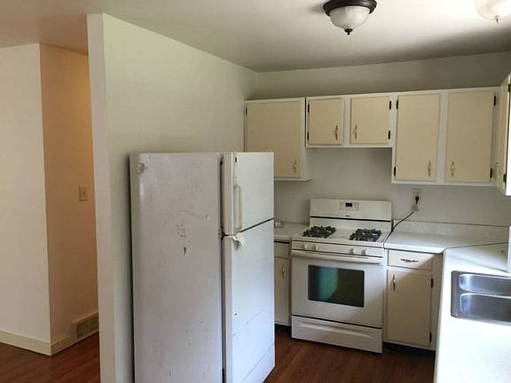 Nice kitchen, with new laminate flooring and appliances stay.
