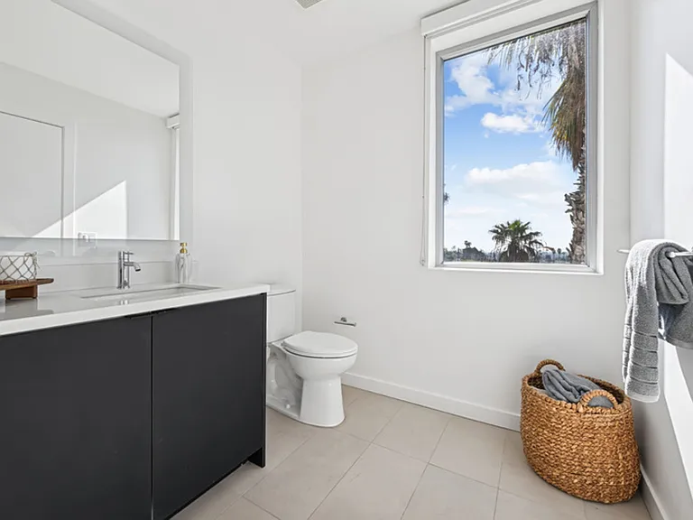 Evani 3223 Wilshire — Photo 43