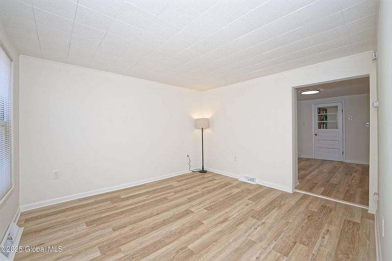 5th image of 30 Andrewsville Court