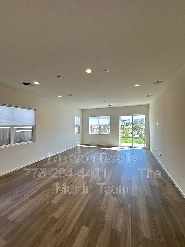 3 bed, 3.0 bath, 1902 sqft, $2,695 — Photo 3