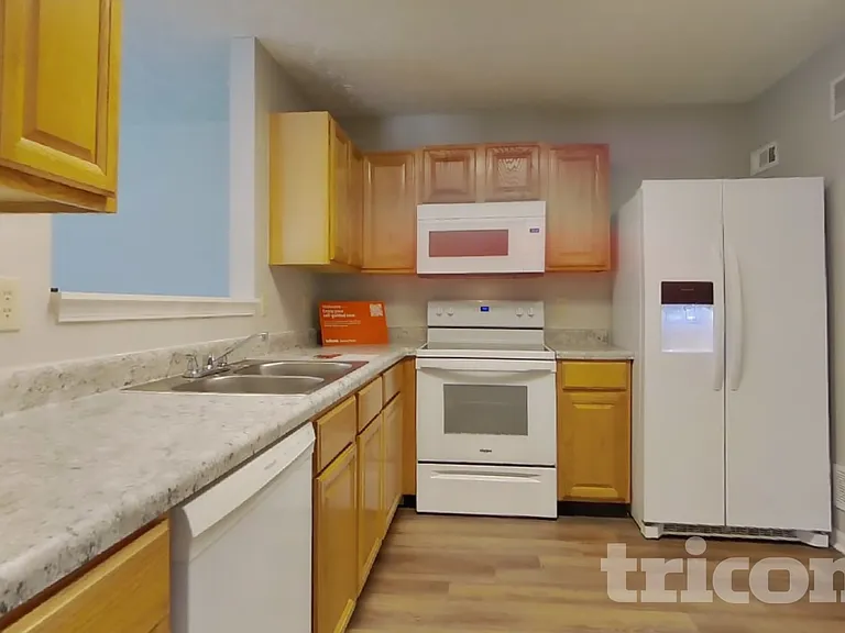 4468 Connaught East Dr — Photo 6