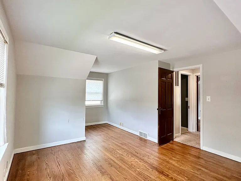 932 Robinson St — Photo 17
