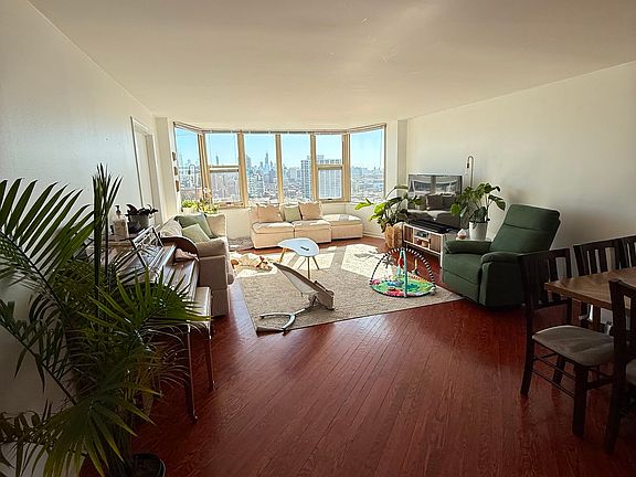 4th image of 525 W Hawthorne Pl APT 2103