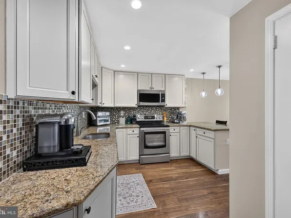 560 Holmes Rd, Morton, PA 19070