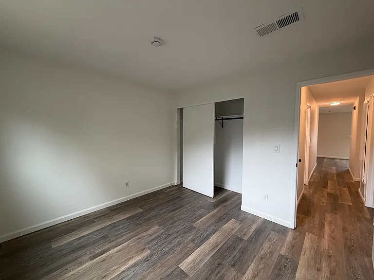 1717 Mission Blvd — Photo 11