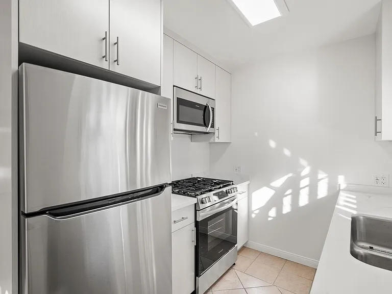 4920 Cahuenga Blvd — Photo 5