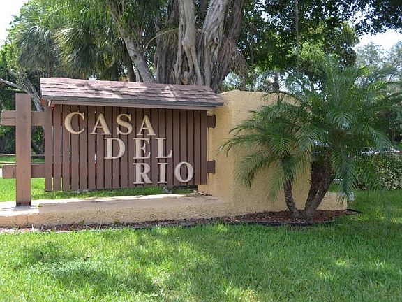 entrance to Casa Del Rio closest off campus housing to FAU