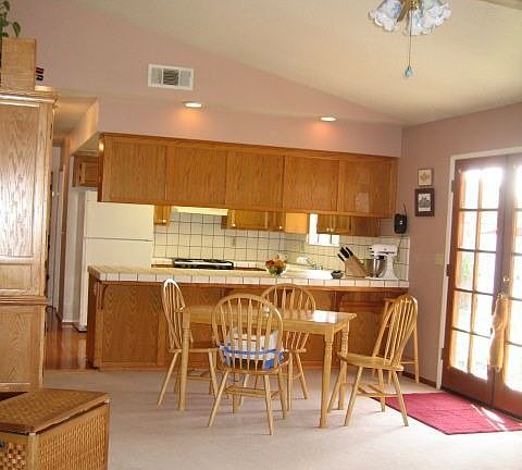 Large family room with breakfast bar to kitchen