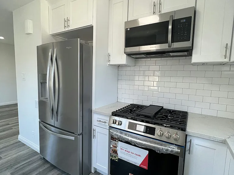 1030 E 2nd St #12 — Photo 8