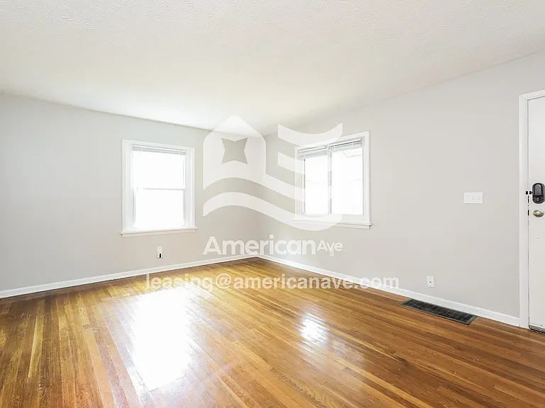 1047462_006_wm_-_living_room_12888758.jpg
