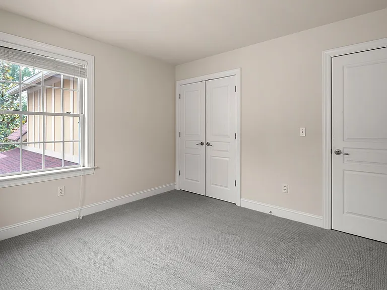 8 Trafalgar Cir — Photo 24