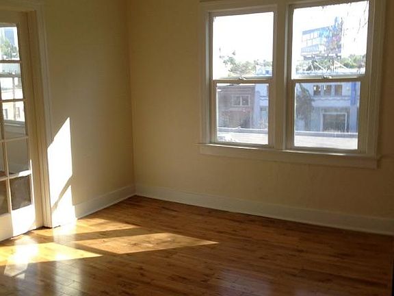 5th image of 1115 1/2 Mohawk St