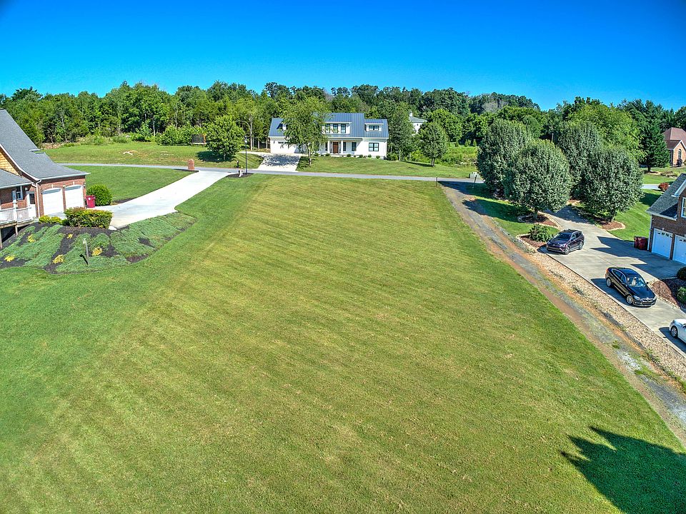 1st image of 125 Lake Harbor Dr