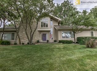 8405 N Vista Cir, Parkville, MO 64152