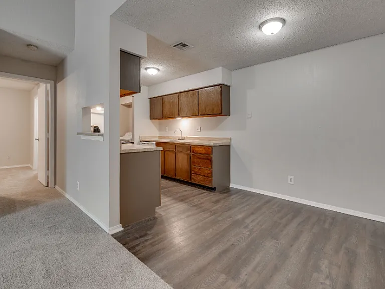 Quail Hollow Apartments — Photo 28