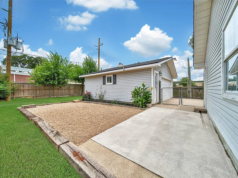 307 Lawrence St — Photo 22