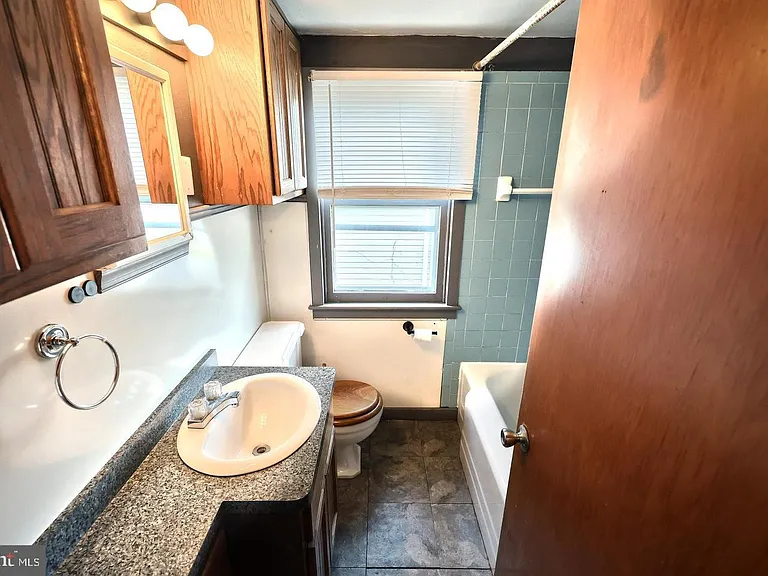 452 W Walnut St — Photo 9