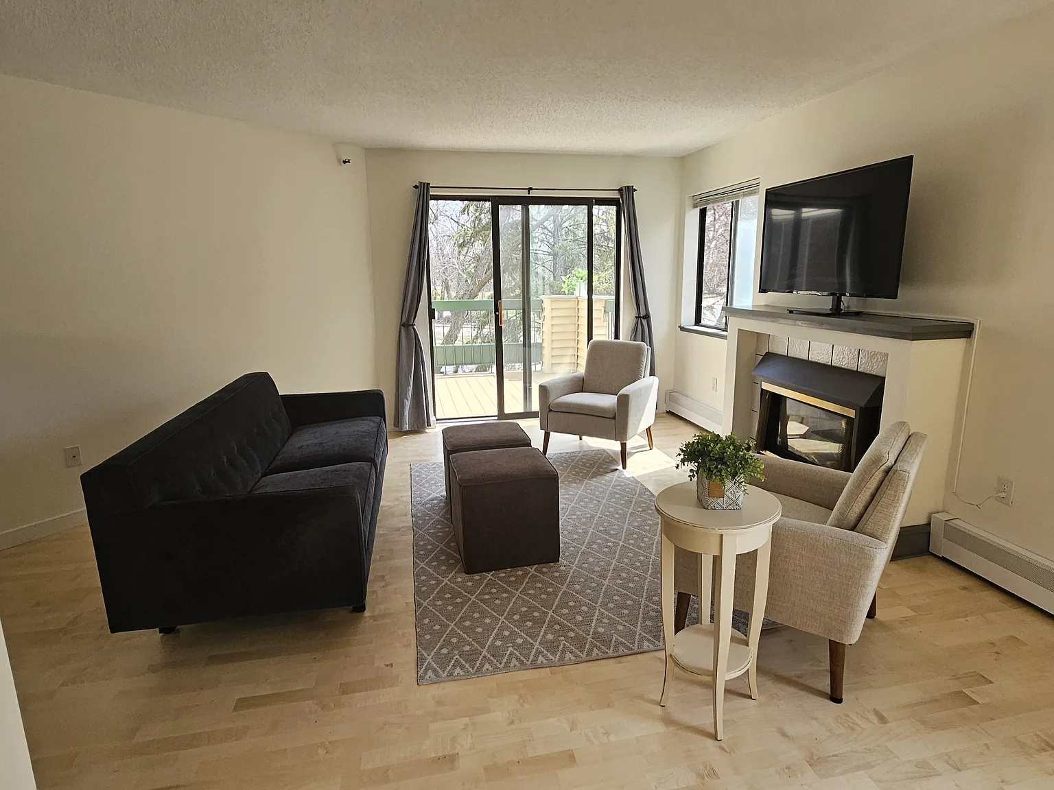 2 bed, 1040 sqft, $2,450 — Photo 1