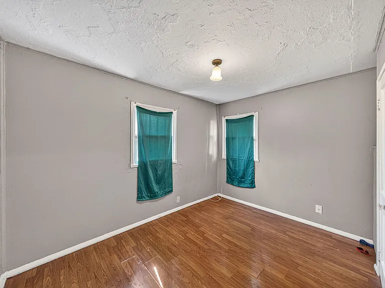 3220 Vermont Pl — Photo 4