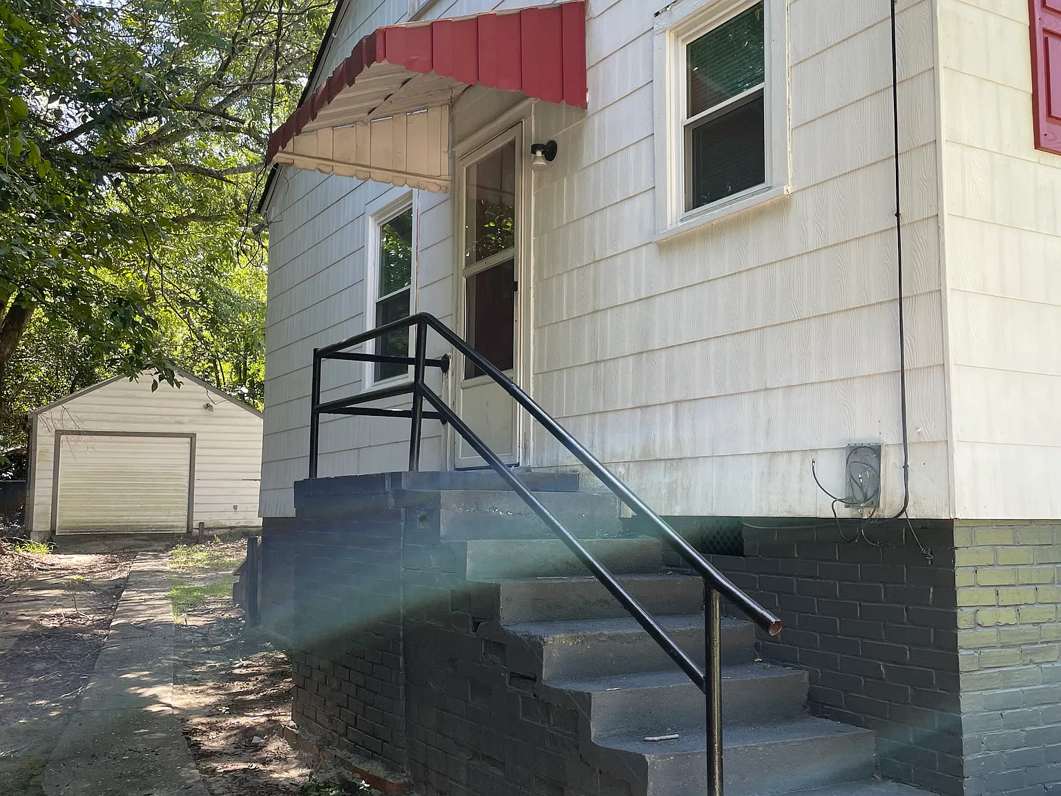 2 bed, 909 sqft, $1,300 — Photo 2
