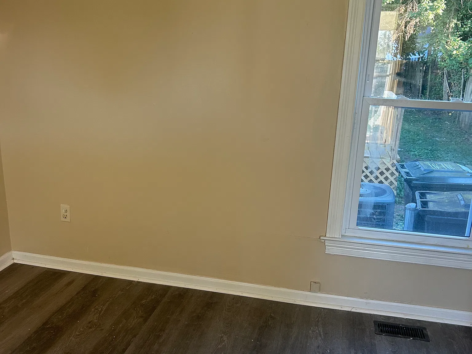 3 bed, 1200 sqft, $1,600 — Photo 2